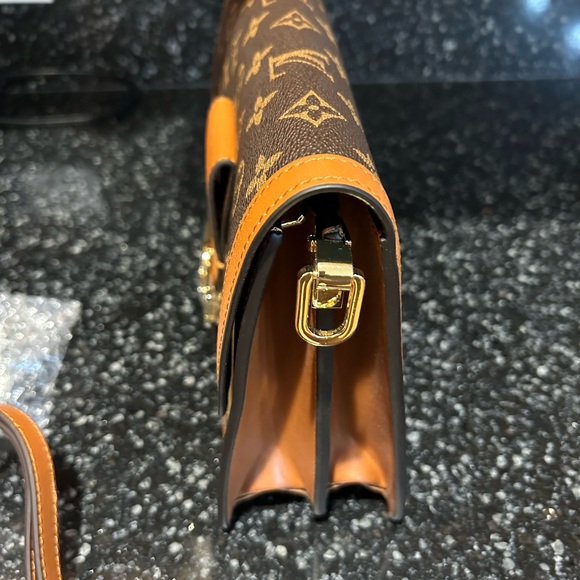 100% Authentic Louis Vuitton Dauphine Shoulder Bag Reverse Monogram Canvas MM. - Picture 3 of 4